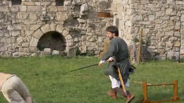 Skurk Fångas Vakterna Och Sätta Straff Till Skampålen Reenactment Camunerie — Stockvideo