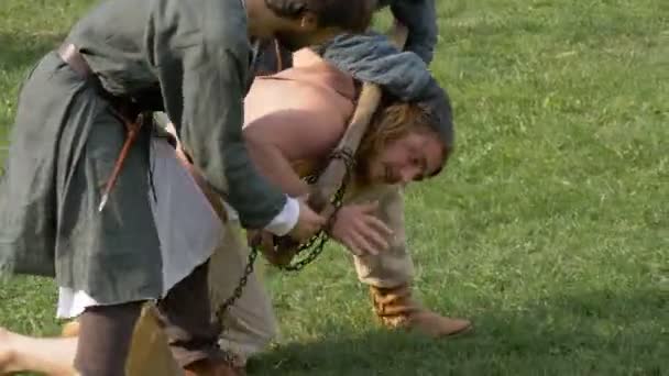 Skurk Fångas Vakterna Och Sätta Straff Till Skampålen Reenactment Camunerie — Stockvideo