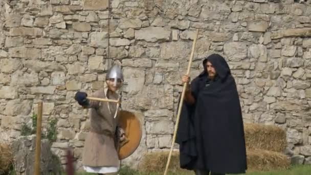 Betolakodók Támadás Őrök Egy Középkori Vár Alatt Reenactment Camunerie Augusztus — Stock videók