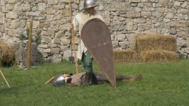 Indringers Vallen Schildwachten Een Middeleeuws Kasteel Tijdens Enactment Camunerie Augustus — Stockvideo