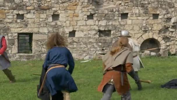 Schildwachten Stoppen Indringers Een Middeleeuws Kasteel Tijdens Enactment Camunerie Augustus — Stockvideo