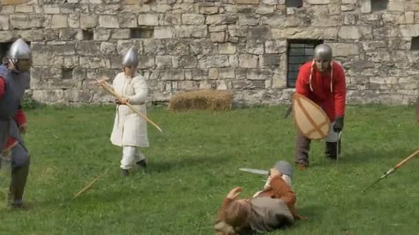 Schildwachten Stoppen Indringers Een Middeleeuws Kasteel Tijdens Enactment Camunerie Augustus — Stockvideo