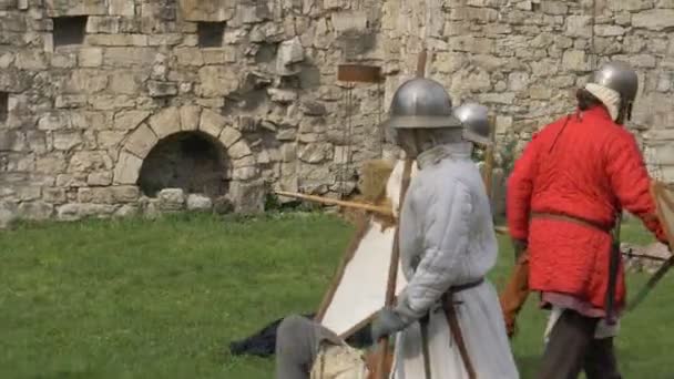 Wachen Stoppen Eindringlinge Einer Mittelalterlichen Burg Während Der Nachstellung Camunerie — Stockvideo