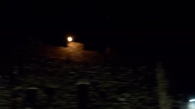 Kömürlerin yanma ile Ortaçağ Kalesi, gece saldırı Breno (İtalya canlandırma sırasında Camunerie, 11 Ağustos 2018, trabucchi tarafından atılmış)