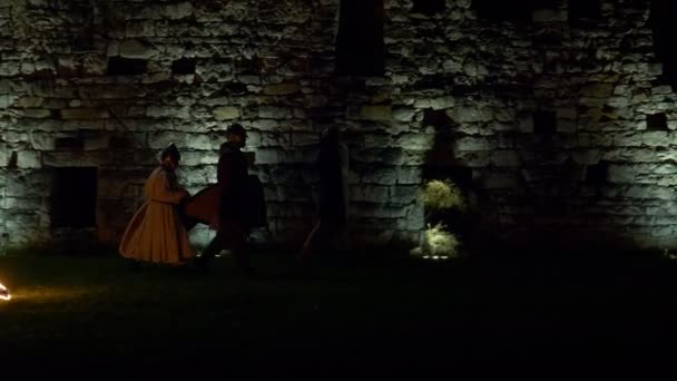 Середньовічних Воїнів Чекає Битва Замок Вночі Під Час Реконструкція Camunerie — стокове відео
