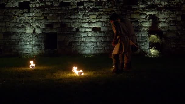 Średniowiecznych Wojowników Czeka Bitwę Zamku Nocy Podczas Rekonstrukcji Camunerie Sierpnia — Wideo stockowe