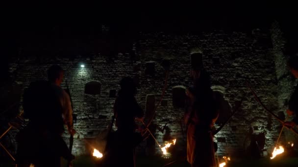 Τοξότες Έναρξη Βέλη Πυρκαγιά Στο Μεσαιωνικό Κάστρο Βράδυ Κατά Την — Αρχείο Βίντεο