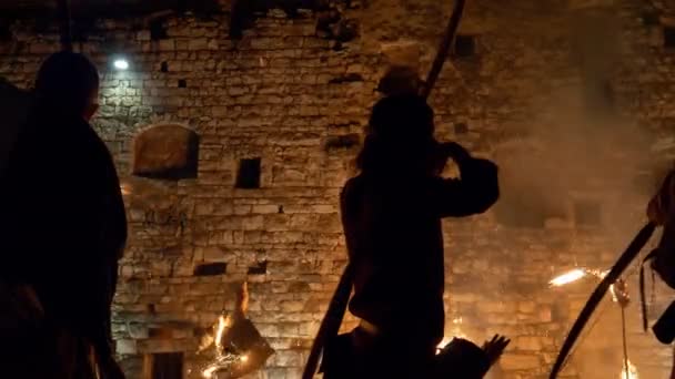 Arqueros Lanzan Flechas Fuego Castillo Medieval Por Noche Durante Recreación — Vídeo de stock