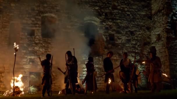 Arqueros Lanzan Flechas Fuego Castillo Medieval Por Noche Durante Recreación — Vídeos de Stock