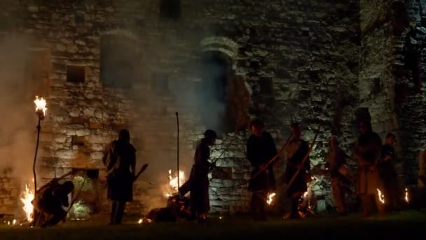 Arqueros Lanzan Flechas Fuego Castillo Medieval Por Noche Durante Recreación — Vídeos de Stock