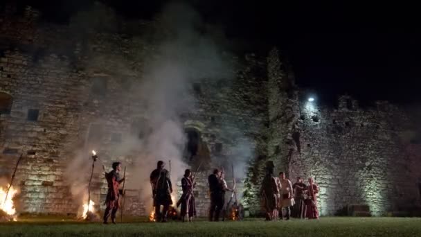 Лучники Пускают Огненные Стрелы Средневековый Замок Ночью Время Реконструкции Camunerie — стоковое видео