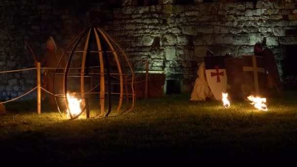 Ataque Noturno Castelo Medieval Com Brasas Queimadas Lançadas Por Trabucchi — Vídeo de Stock