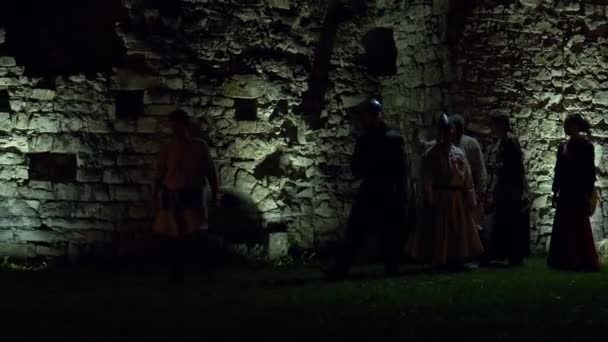 Παλεύοντας Σπαθιά Φωτιά Στο Μεσαιωνικό Κάστρο Βράδυ Κατά Την Αναπαράσταση — Αρχείο Βίντεο