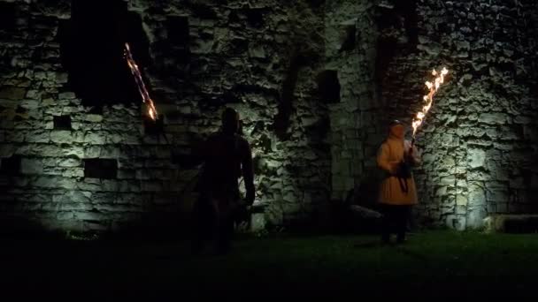 Lotta Con Spade Fuoco Nel Castello Medievale Notte Durante Rievocazione — Video Stock