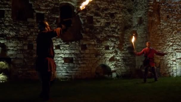 Lucha Con Espadas Fuego Castillo Medieval Por Noche Durante Recreación — Vídeos de Stock