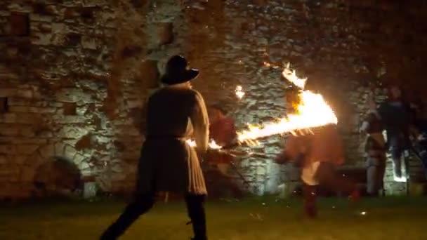 Lucha Con Espadas Fuego Castillo Medieval Por Noche Durante Recreación — Vídeos de Stock