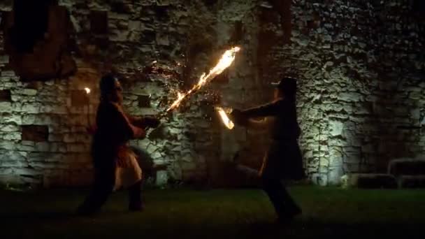 Lucha Con Espadas Fuego Castillo Medieval Por Noche Durante Recreación — Vídeo de stock