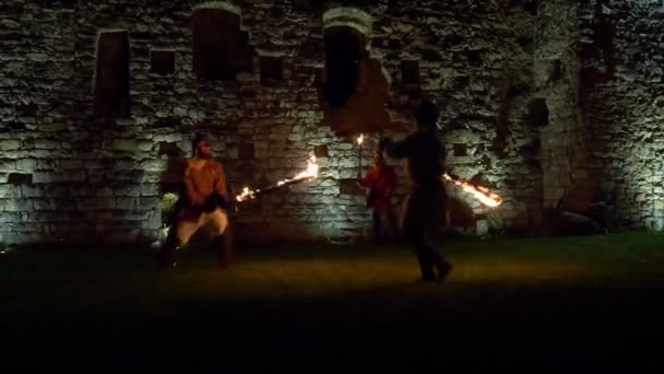 Kampf Mit Feuerschwertern Der Mittelalterlichen Burg Der Nacht Während Der — Stockvideo