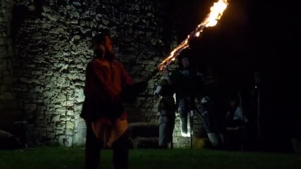 Kampf Mit Feuerschwertern Der Mittelalterlichen Burg Der Nacht Während Der — Stockvideo