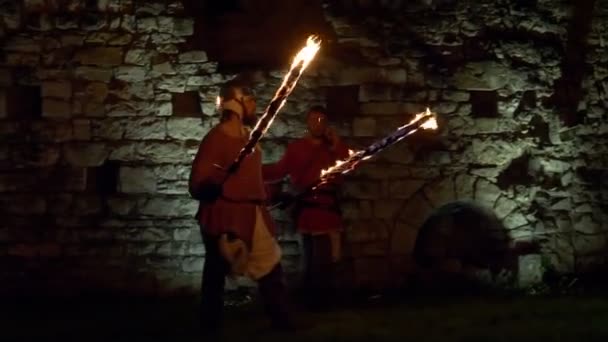 Lucha Con Espadas Fuego Castillo Medieval Por Noche Durante Recreación — Vídeo de stock