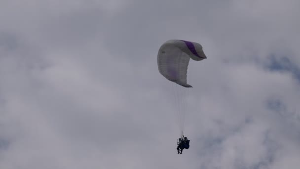 Paragliding vlucht tandem bewolkt — Stockvideo