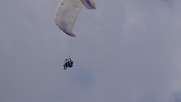 Paragliding flygning tandem molnigt — Stockvideo