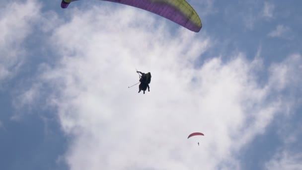 Paragliding flygning tandem molnigt — Stockvideo