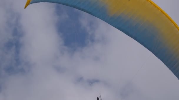 Paragliding Flying Close Up Cloudy — Stock Video