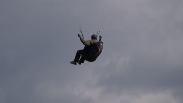 Parapente voando de perto Nublado — Vídeo de Stock