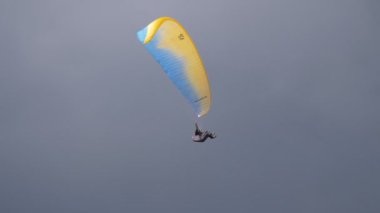 Yamaç Paraşütü Uçan Bulutlu