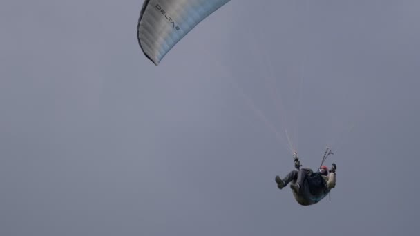 Paragliding Flying Close Up Cloudy — Stock Video