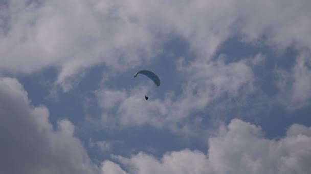 Paragliding vliegen bewolkt — Stockvideo