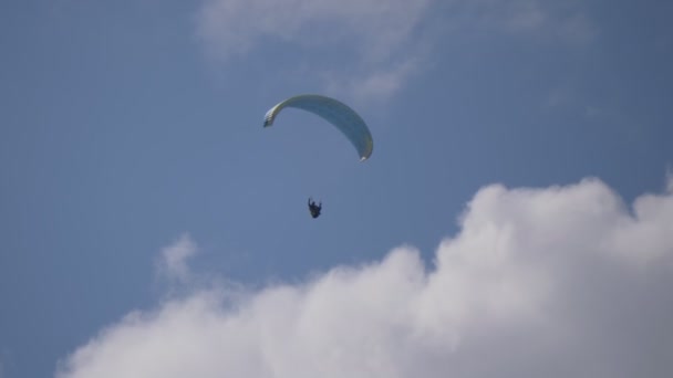 Paragliding flygande molnigt — Stockvideo