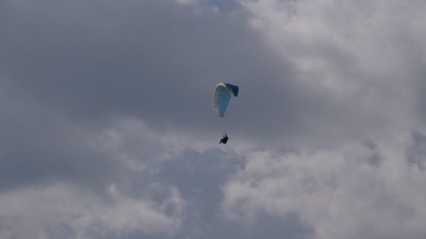Yamaç Paraşütü Uçan Bulutlu — Stok video