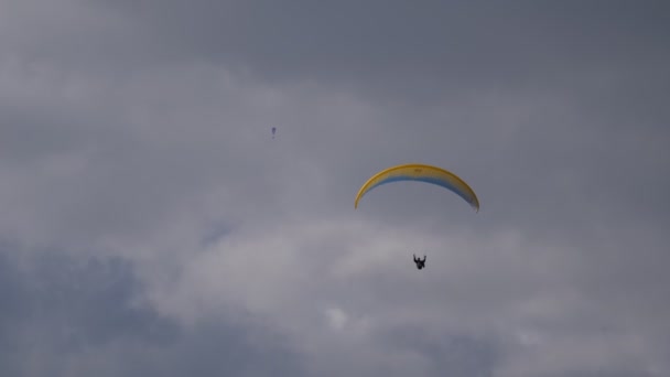 Parapente voando nublado — Vídeo de Stock