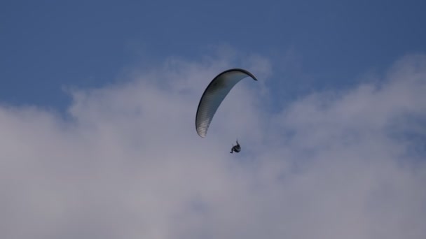 Paragliding flygande molnigt — Stockvideo