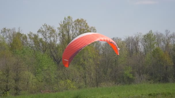 Paralotniarstwo latające lądowanie pochmurno — Wideo stockowe