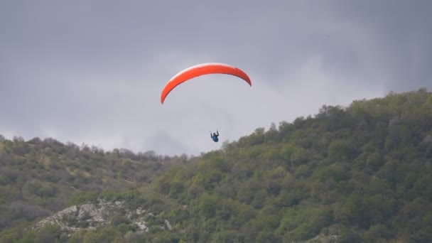 Parapente voando montanha nublado — Vídeo de Stock