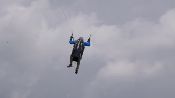 Parapente Aterrizaje Montaña Árbol Nublado — Vídeos de Stock