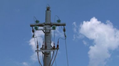 Eski bir pilon güç hattı