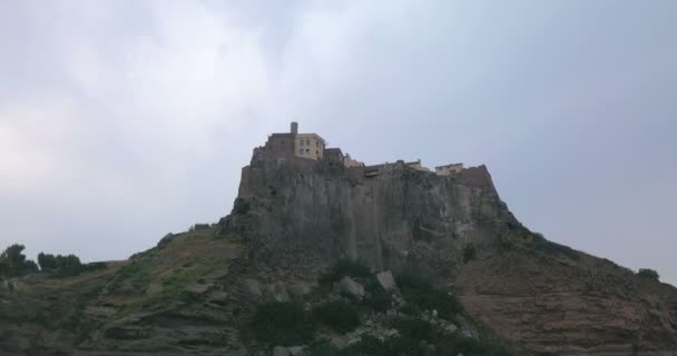 Vista aérea de la fortaleza de Capraia Island — Vídeos de Stock