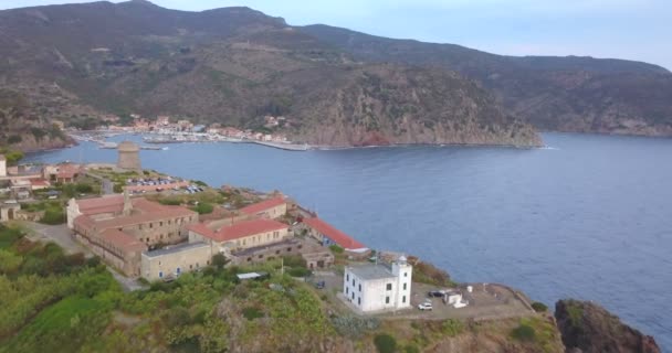 Uitzicht op de haven van Capraia Island — Stockvideo