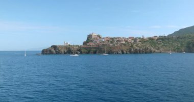 Capraia Adası Liman Deniz Manzarası