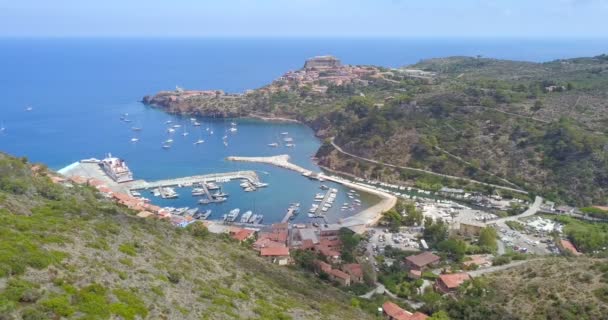 Uitzicht op de haven van Capraia Island — Stockvideo
