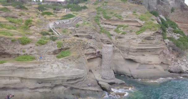 Capraia Eiland Kleine Toren Uitzicht vanuit de lucht — Stockvideo