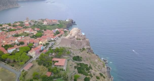 Vista aérea de la fortaleza de Capraia Island — Vídeo de stock