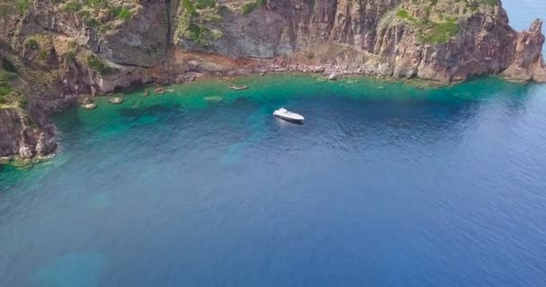 Capraia Island Coast Boat Αεροφωτογραφία — Αρχείο Βίντεο