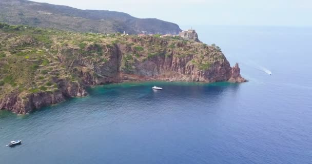 Capraia Adası Sahil Gemisi Hava Görüntüsü — Stok video