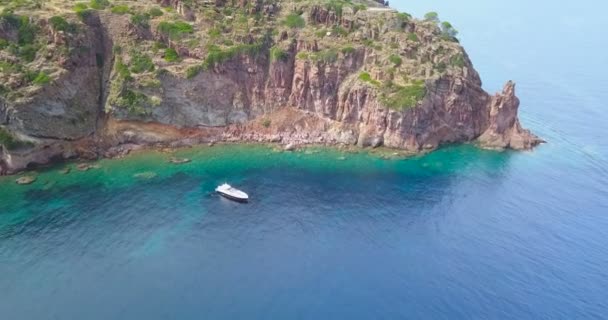 Capraia Island Coast Bootzicht vanuit de lucht — Stockvideo