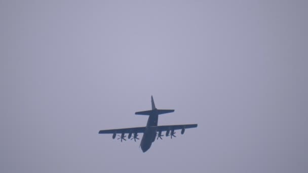 Wojskowy samolot transportowy Lockheed C130j nad lotem — Wideo stockowe
